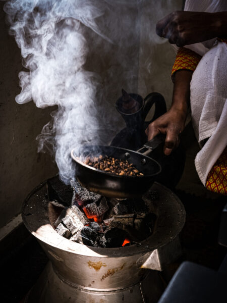 Traditionele manier van koffie branden in Ethiopië